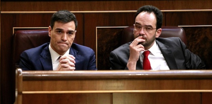 Pedro Sánchez y Antonio Hernando, secretario general y portavoz del PSOE, en el Congreso. (J. DANAE/AFP)