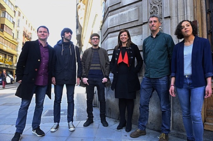 Miembros de EH Bildu y Podemos, antes de su reunión en Bilbo. (Luis JAUREGIALTZO/ARGAZKI PRESS)