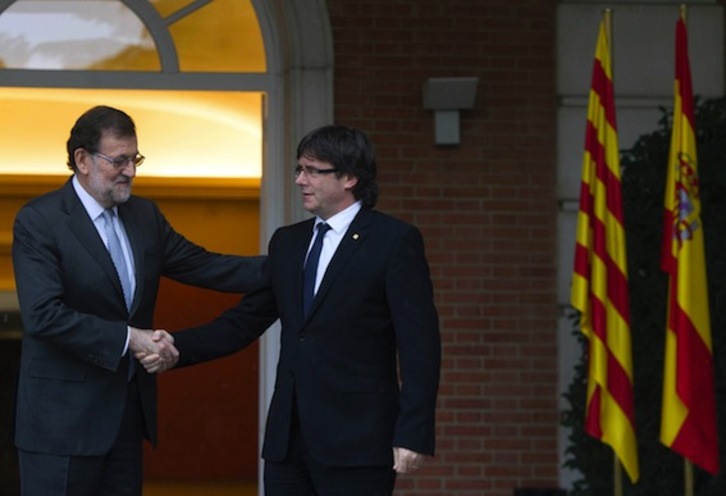 Rajoy y Puigdemont, al inicio de su encuentro en Moncloa. (Curto DE LA TORRE/AFP)