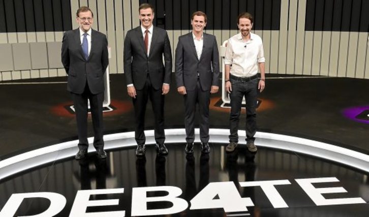 Los protagonistas del debate posan antes del inicio. (Javier SORIANO / AFP)
