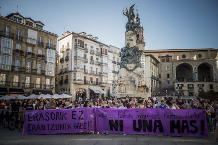 Indarkeria matxistaren aurkako elkarretaratzea Gasteizen. (Jaizki FONTANEDA/ARGAZKI PRESS)