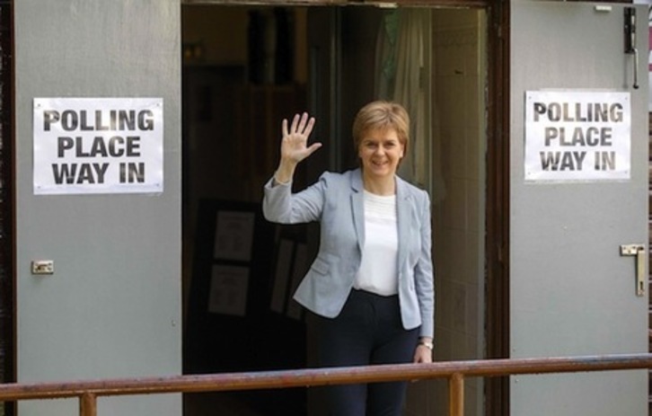 Nicola Sturgeon, ayer, tras depositar su voto por la permanencia en la UE. (Robert PERRY/AFP) 
