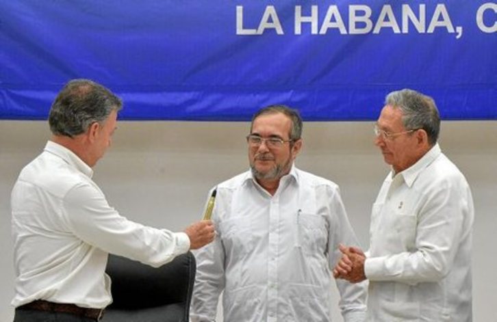 Juan Manuel Santos, Timoleon Jimenez eta Raul Castro