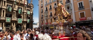 La procesión transcurre con menor crispación