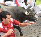 Un toro rezagado crea peligro en el tercer encierro de los sanfermines