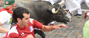 Un toro rezagado crea peligro en el tercer encierro de los sanfermines