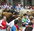 Los Miuras despiden los encierros con un pequeño montón sin consecuencias en la plaza