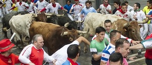 Los Miuras despiden los encierros con un pequeño montón sin consecuencias en la plaza