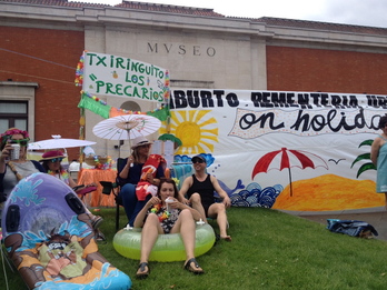 Protesta de los trabajadores frente al Museo de Bellas Artes de Bilbo. (ARGAZKI PRESS)