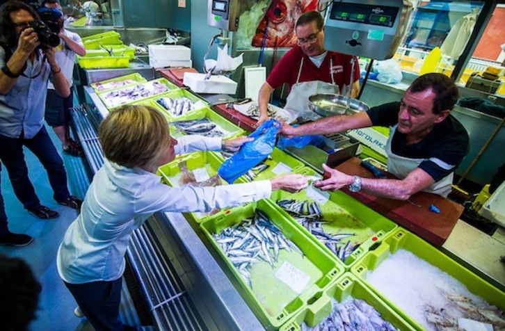 Pili Zabala ha visitado el Mercado de la Ribera, en Bilbo. (Luis JAUREGIALTZO/ARGAZKI PRESS)