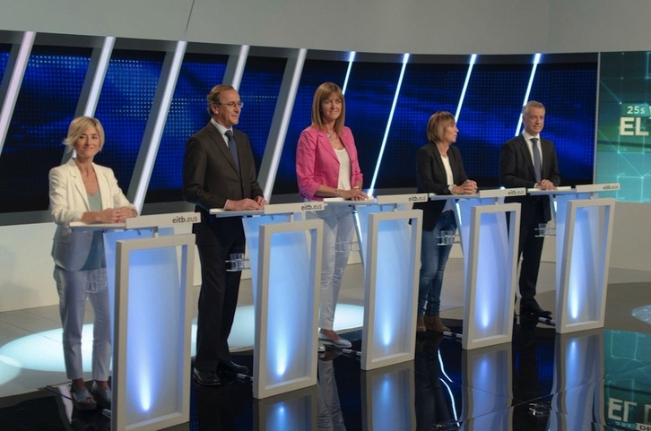 Los cinco participantes e el debate, antes del inicio. (EiTB)