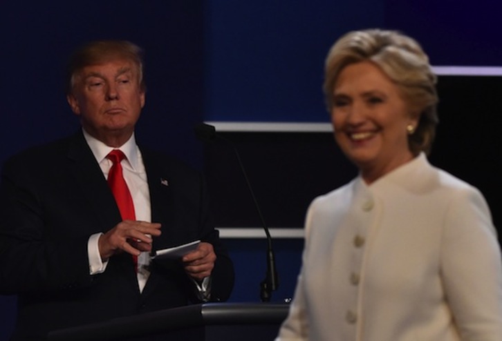 Donald Trump mira a su rival, Hillary Clinton, en un momento del debate. (Paul J. RICHARDS/AFP)