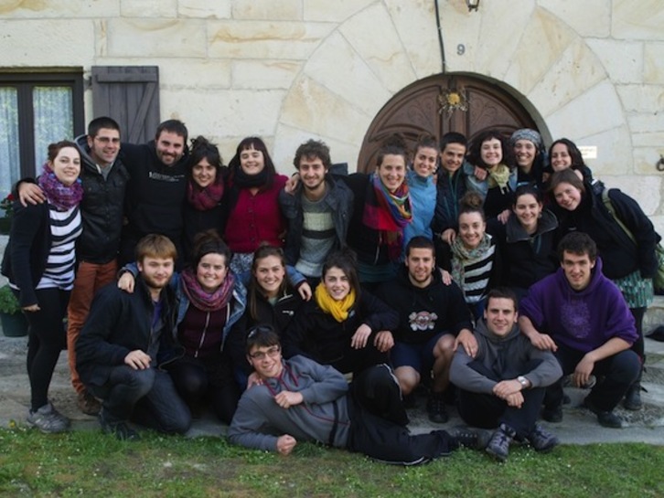 Begirale taldea, tartean Ane Labaka