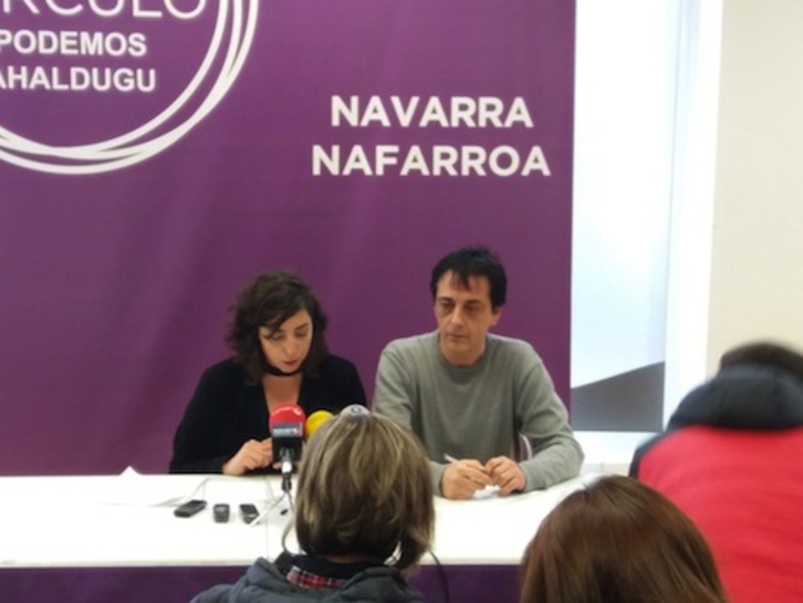 Un momento de la rueda de prensa ofrecida por Laura Pérez y Carlos Couso. (PODEMOS)