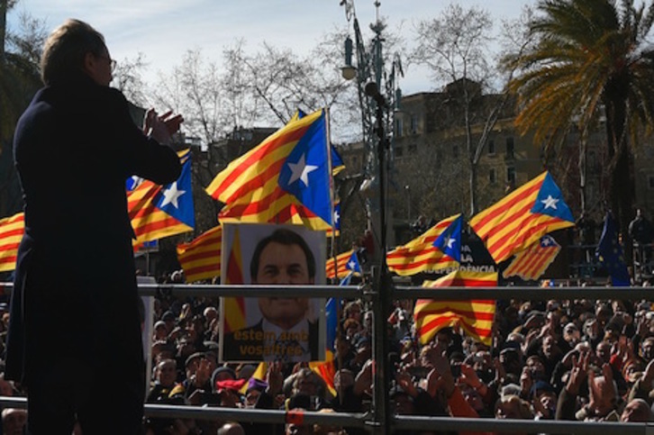 Artur Mas se dirige a las miles de personas que les han arropado tras salir del TSJC. (Lluis GENE/AFP)