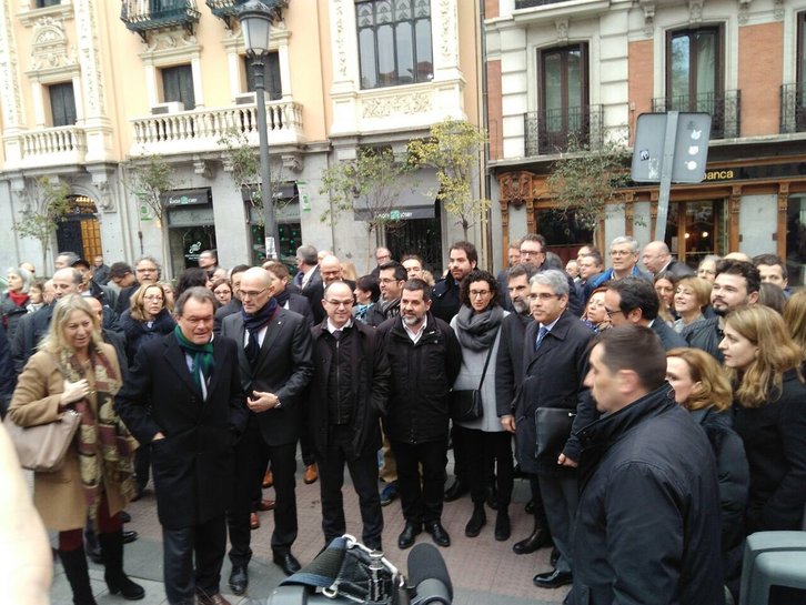 Homs acompañado, entre otros, por Artur Mas hoy en Madrid (@assemblea)