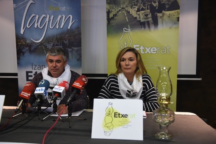 Urtzi Errazkin y Patricia Vélez, portavoces de Etxerat. (ARGAZKI PRESS)