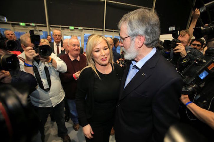 La candidata Michelle O'Neill es felicitada por Gerry Adams. (Paul MCERLANE/AFP