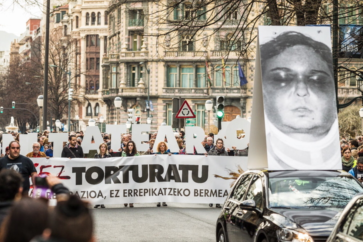 La imagen de Unai Romano tras pasar por comisaría, en uno de los coches que preceden la marcha contra la tortura. (Aritz LOIOLA | ARGAZKI PRESS)