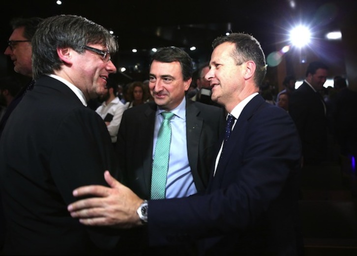 El president, Carles Puigdemont junto a los jeltzales Aitor Esteban y Jokin Bildarratz. (J.DANAE/ARGAZKI PRESS)