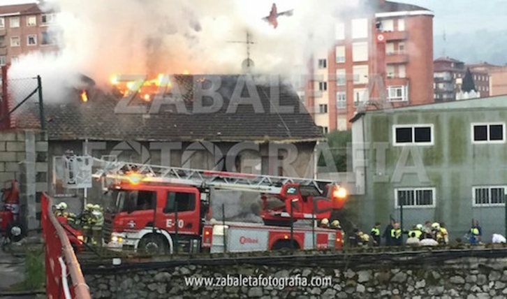 Edificio calcinado en el barrio bilbaino de Zorrotza. (@unaizabaleta)