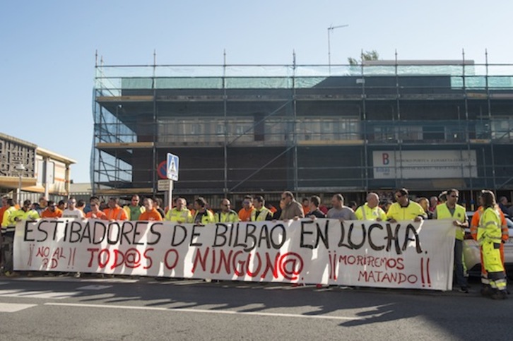 Los estibadores, concentrados en la primera jornada de huelga. (Monika DEL VALLE/ARGAZKI PRESS)