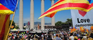 Miles de personas respaldan en Barcelona la convocatoria del referéndum