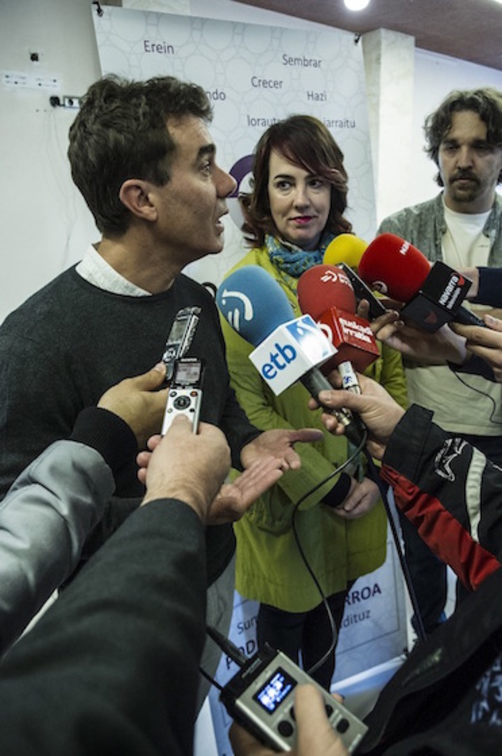 Eduardo Santos, a los micrófonos, junto a Ainhoa Aznárez y el edil de Tutera Daniel López. (Jagoba MANTEROLA/ARGAZKI PRESS)