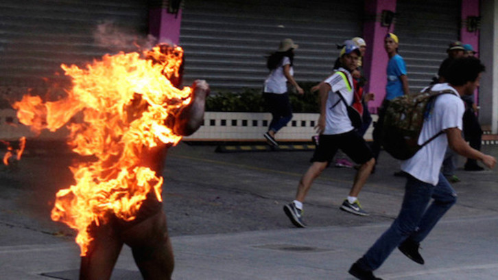 Chavistak zirelakoan gutxienez bi pertsona erre dituzte azken asteetan Venezuelan.