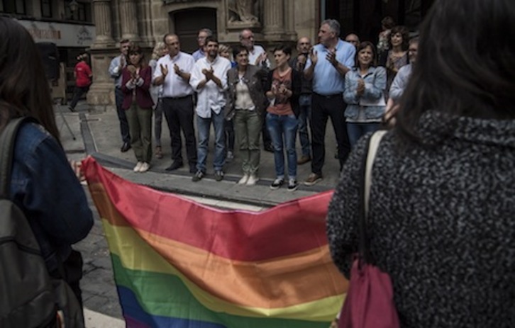 Un momento de la concentración del Ayuntamiento para celebrar el Día del Orgullo LGTBI. (Jagoba MANTEROLA/ARGAZKI PRESS)