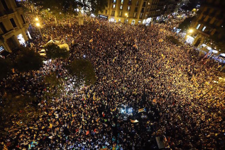 Miles y miles de catalanes salieron ayer a la calle el defensa del referendum