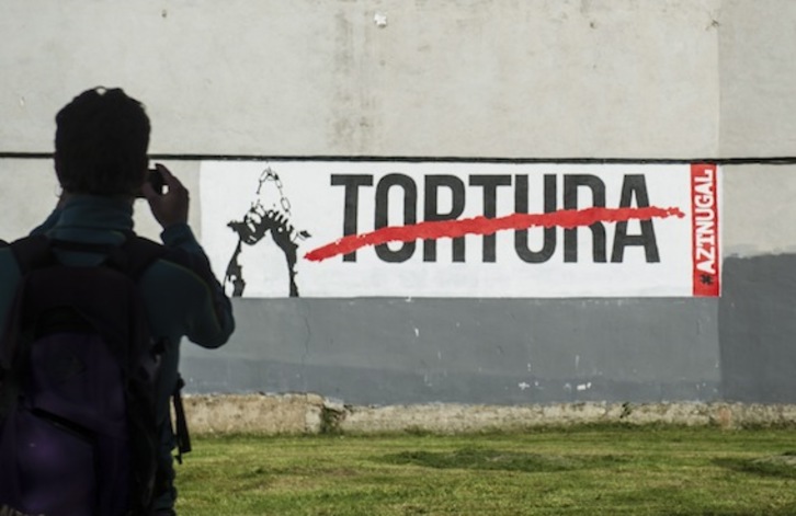 Mural contra la tortura en Burlata, similar al de Otxandio. (Jagoba MANTEROLA/ARGAZKI PRESS)