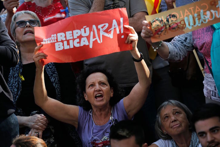 Una mujer sostiene un cartel a favor de la república catalana. (AFP)