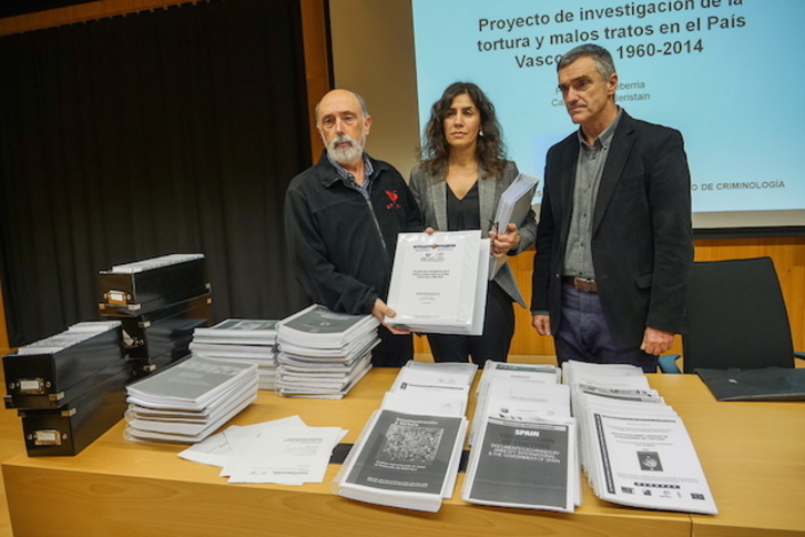 Paco Etxeberria, Laura Prego y Jonan Fernández en la presentación del informe sobre la tortura. (Andoni CANELLADA / ARGAZKI PRESS)