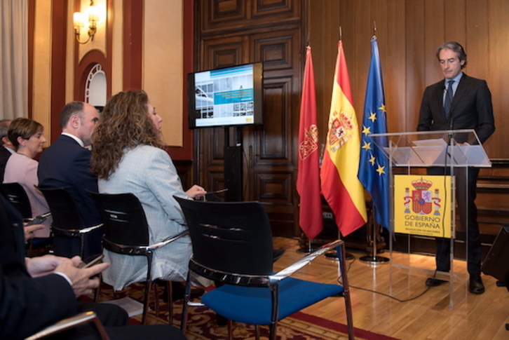 Arantxa Tapia, Manu Ayerdi y Carmen Alba escuchan las explicaciones de De la Serna. (Iñigo URI/ARGAZKI PRESS)