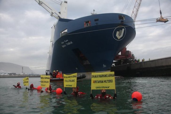 Protesta de Greenpeace en el puerto de Bilbo. (@Greenpeace)