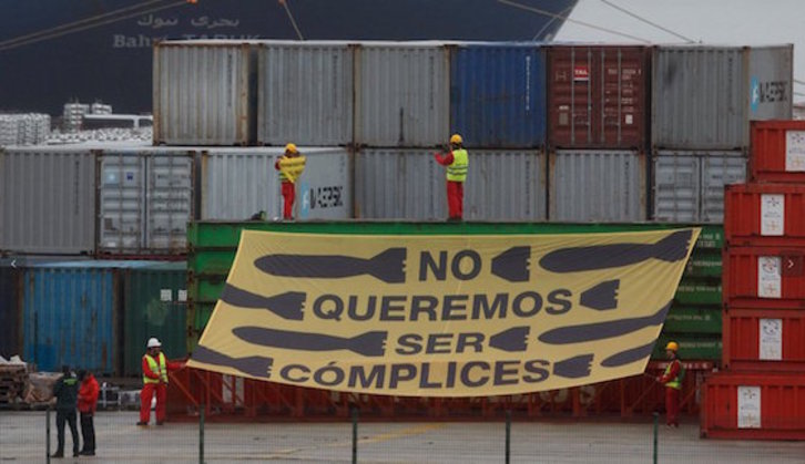 Protesta de Greenpeace en el Puerto de Bilbao contra la exportación de armas el 22 de septiembre de 2017.