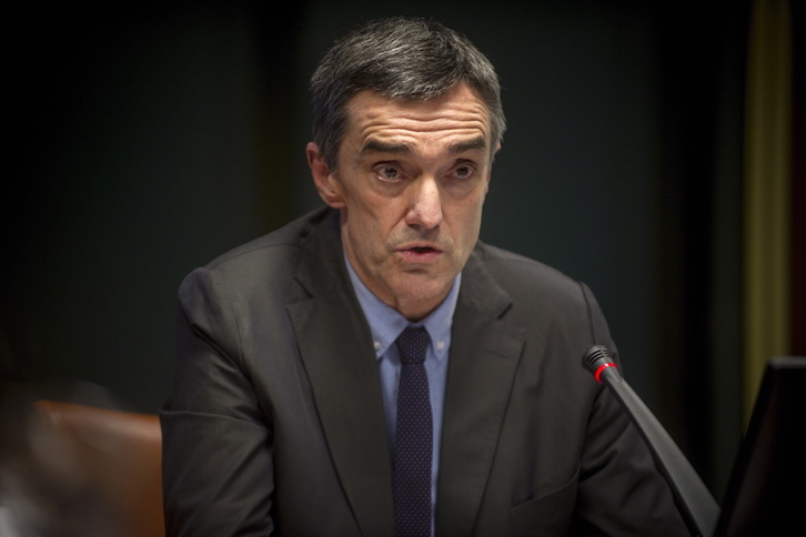 Jonan Fernández, durante su intervención en la Comisión de Derechos Humanos del Parlamento de Gasteiz. (Jaizki FONTANEDA/FOKU)