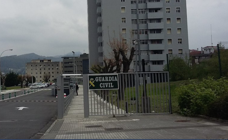 Cuartel de la Guardia Civil en Intxaurrondo, donde ayer fueron trasladados los cuatro detenidos