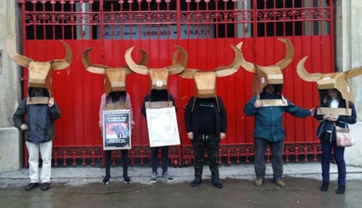 Miembros de Iruñea Antitaurina, en la puerta de la plaza de toros durante el desfile de ‘toros vivos’.