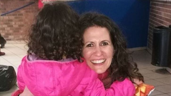Sara Majarenas abraza a su hija Izar tras recuperar la libertad