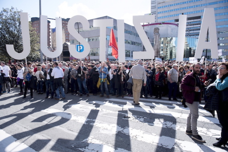 Una multitudinaria manifestación recorrió el sábado Iruñea para reclamar justicia para los jóvenes. (Iñigo URIZ/FOKU)