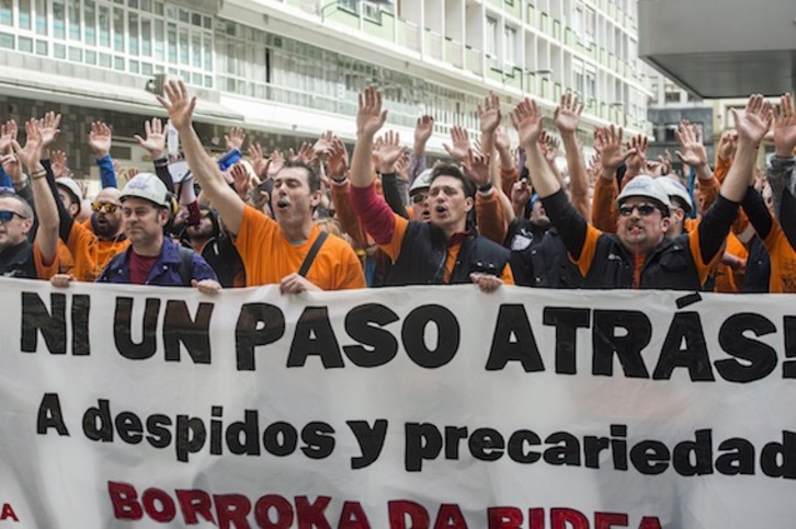 Protesta de los trabajadores de Productos Tubulares frente a la sede de la empresa en Bilbo. (Marisol RAMÍREZ/FOKU)