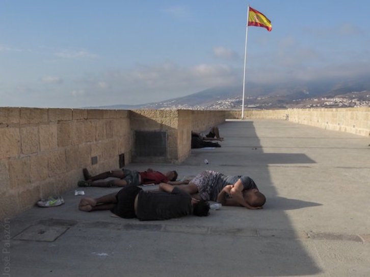 Menores inmigrantes duermen en la calle en Melilla