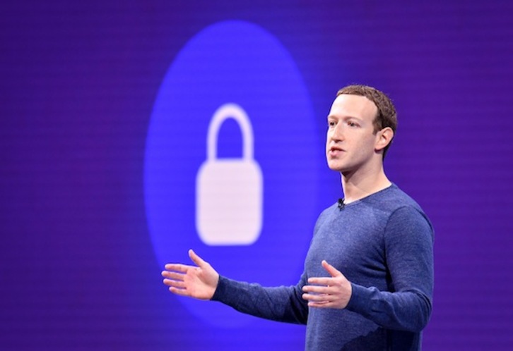 Cambridge Analyitica accedió a datos de decenas de millones de usuarios de Facebook. (Josh EDELSON/AFP)