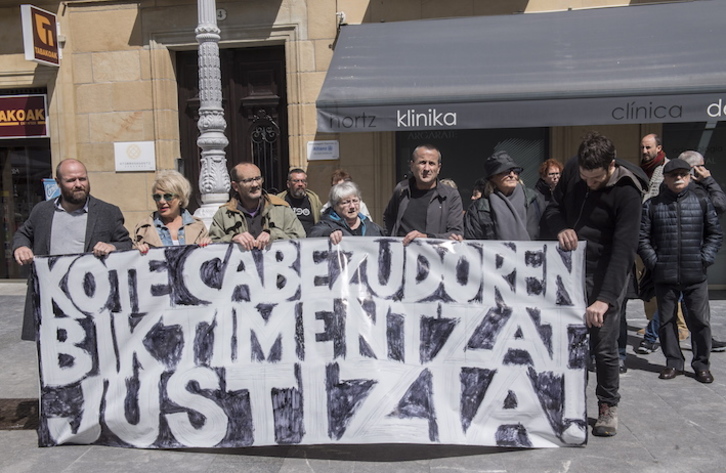 Concentración del movimiento de apoyo a las víctimas de Kote Cabezudo ante el Ayuntamiento de Donostia. (Gorka RUBIO/FOKU)