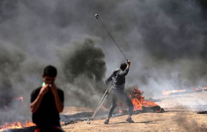 Piedras contra balas en la franja de Gaza. (Mahmud HAMS / AFP)
