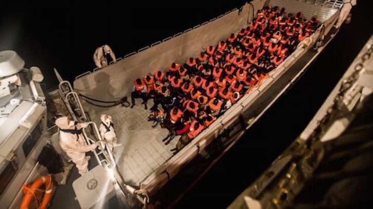 Las 629 personas rescatadas en el Mediterráneo por el buque Aquarius tardarán días en llegar a un puerto seguro (Foto de EFE)