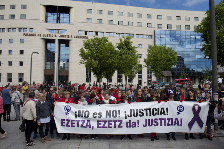 Concentración ante el Palacio de Justicia de Iruñea el día que se conoció la sentencia de ‘la Manada’. (Iñigo URIZ/FOKU)