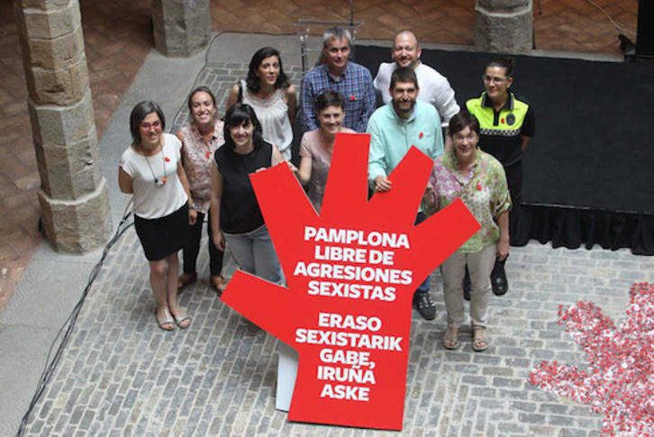 Miembros del Ayuntamiento de Iruñea, en la presentación de la estrategia contra las agresiones sexistas